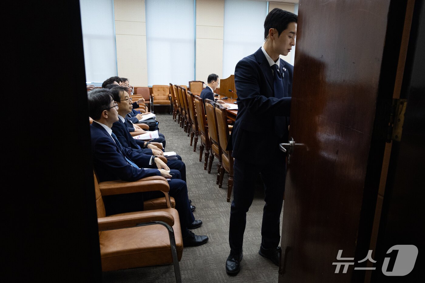 본문 이미지 - 이형일 부총리 겸 재정경제부 장관이 지난달 22일 서울 여의도 국회에서 열린 제439회 국회(정기회) 재정경제기획위원회 제4차 전체회의에 출석해 자리하고 있다. 이날 재경위는 비공개로 정부로부터 '대한민국과 미합중국 간 전략적투자의 운영 및 관리를 위한 특별법'에 따른 대미투자 사전 보고를 받았다. 2026.9.22 ⓒ 뉴스1 유승관 기자