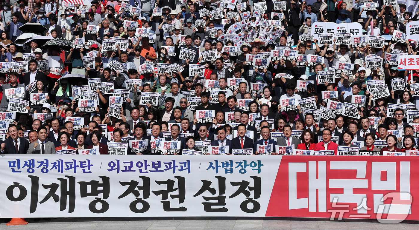 (서울=뉴스1) 김성진 기자 = 장동혁 국민의힘 대표를 비롯한 참가자들이 22일 서울 여의도 국회 본관 앞 계단에서 열린 이재명 정권 실정 대국민 보고대회에서  구호를 외치고 있다 …