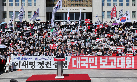野 "빗나간 만기친람에 곳곳 낭패…李 나가라 내려오라"