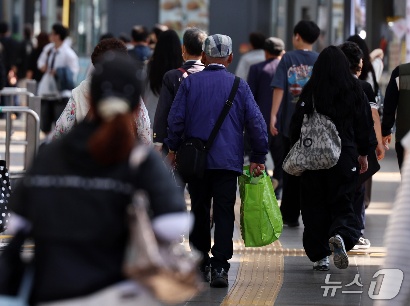 (서울=뉴스1) 구윤성 기자 = 추석연휴를 이틀 앞둔 22일 서울역에 도착한 역귀성객들이 발걸음을 옮기고 있다. 2026.9.22/뉴스1