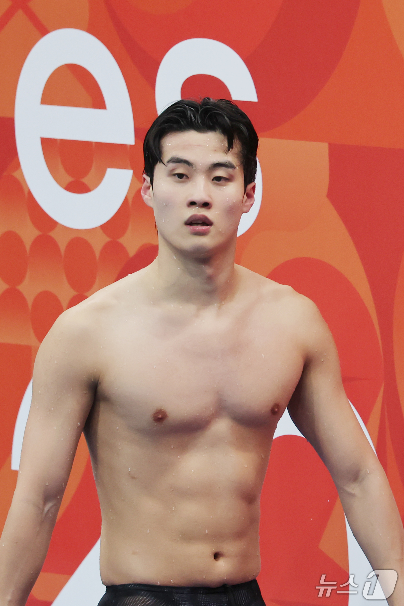 (도쿄=뉴스1) 김민지 기자 = 22일 도쿄 아쿠아틱스 센터에서 열린 2026 아이치·나고야 아시안게임 남자 400m 혼계영 예선을 마친 황선우가 이동하고 있다. 2026.9.22 …