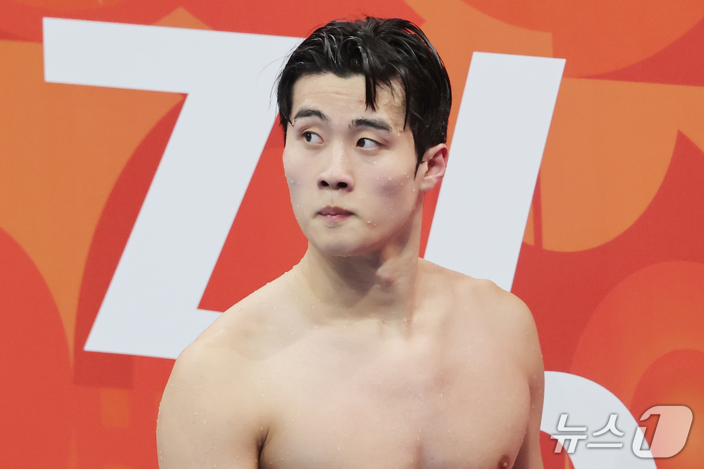 (도쿄=뉴스1) 김민지 기자 = 22일 도쿄 아쿠아틱스 센터에서 열린 2026 아이치·나고야 아시안게임 남자 400m 혼계영 예선을 마친 황선우가 기록 전광판을 확인하고 있다. 2 …
