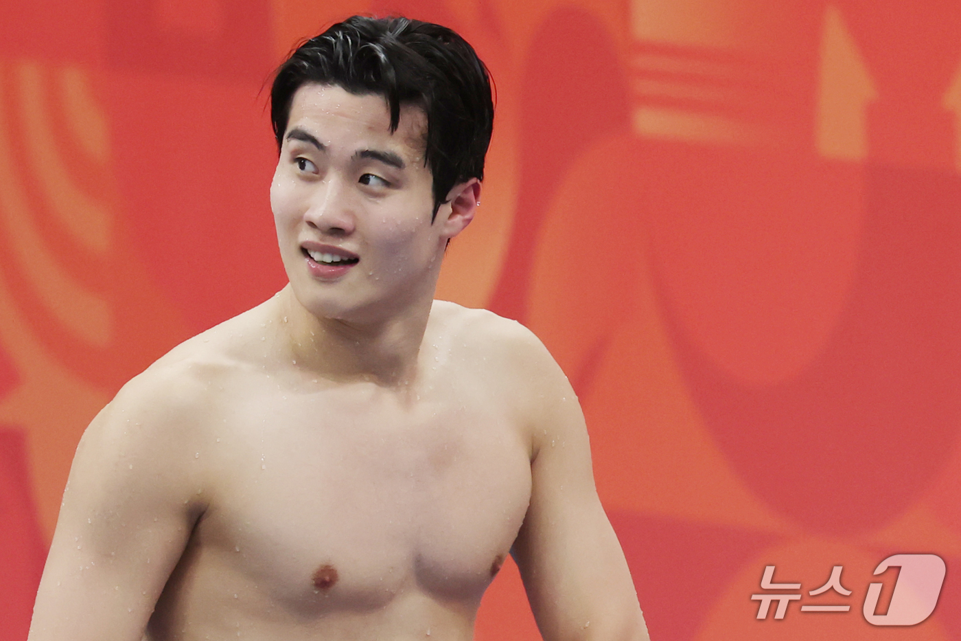 (도쿄=뉴스1) 김민지 기자 = 22일 도쿄 아쿠아틱스 센터에서 열린 2026 아이치·나고야 아시안게임 남자 400m 혼계영 예선을 마친 황선우가 기록 전광판을 확인하고 있다. 2 …