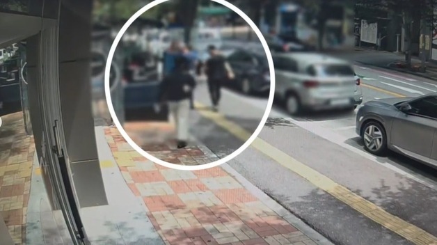 '카드번호' 알려주는 60대 보고 보이스피싱 직감…피해 막은 경찰관