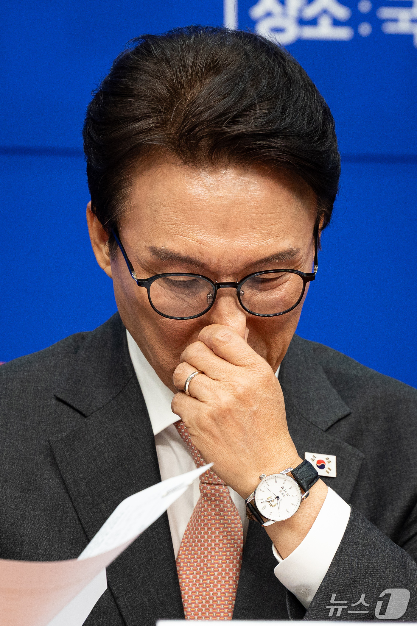 (서울=뉴스1) 유승관 기자 = 김민석 더불어민주당 대표가 22일 서울 여의도 국회에서 열린 전작권환수추진단 출범식에서 코를 만지고 있다. 2026.9.22/뉴스1