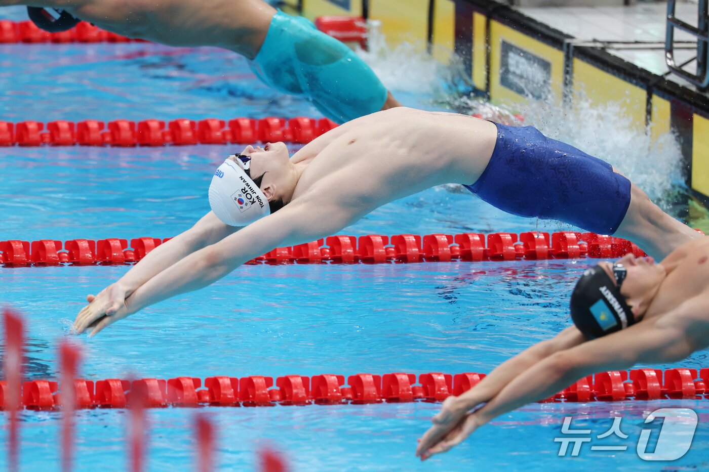 본문 이미지 - 22일 도쿄 아쿠아틱스 센터에서 열린 2026 아이치·나고야 아시안게임 남자 400m 혼계영 예선에서 윤지환이 배영 출발을 하고 있다. 2026.9.22 ⓒ 뉴스1 김민지 기자
