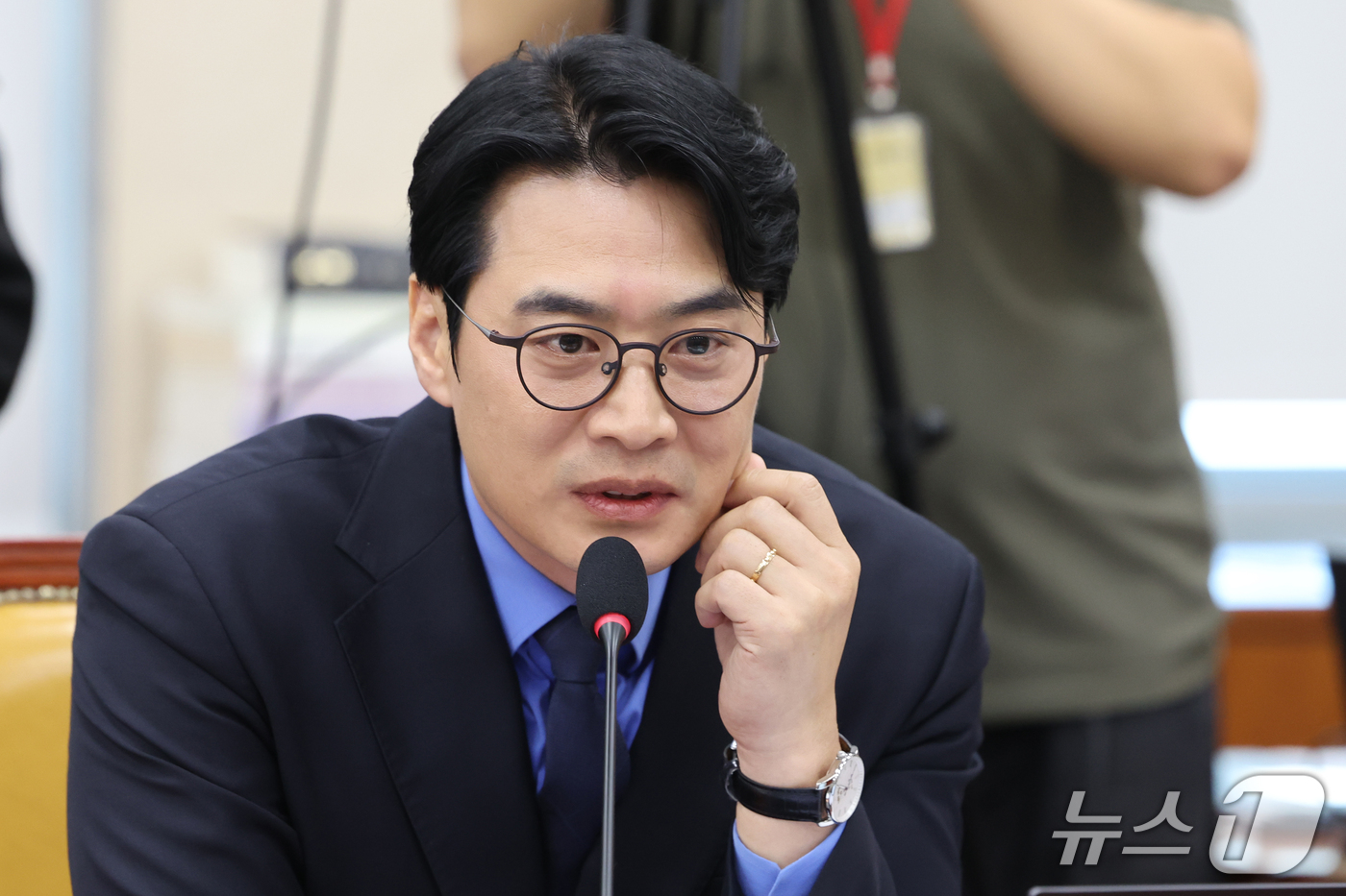 (서울=뉴스1) 황기선 기자 = 한준호 더불어민주당 과방위 간사가 22일 서울 오전 여의도 국회에서 열린 과학기술정보방송통신위원회 전체회의에서 신상발언을 하고 있다.  2026.9 …