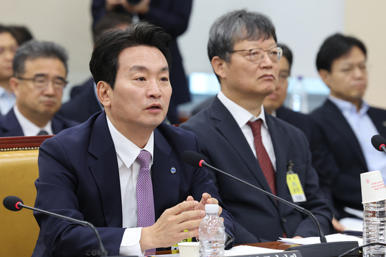 과방위원장 질의에 답하는 박정범 사장