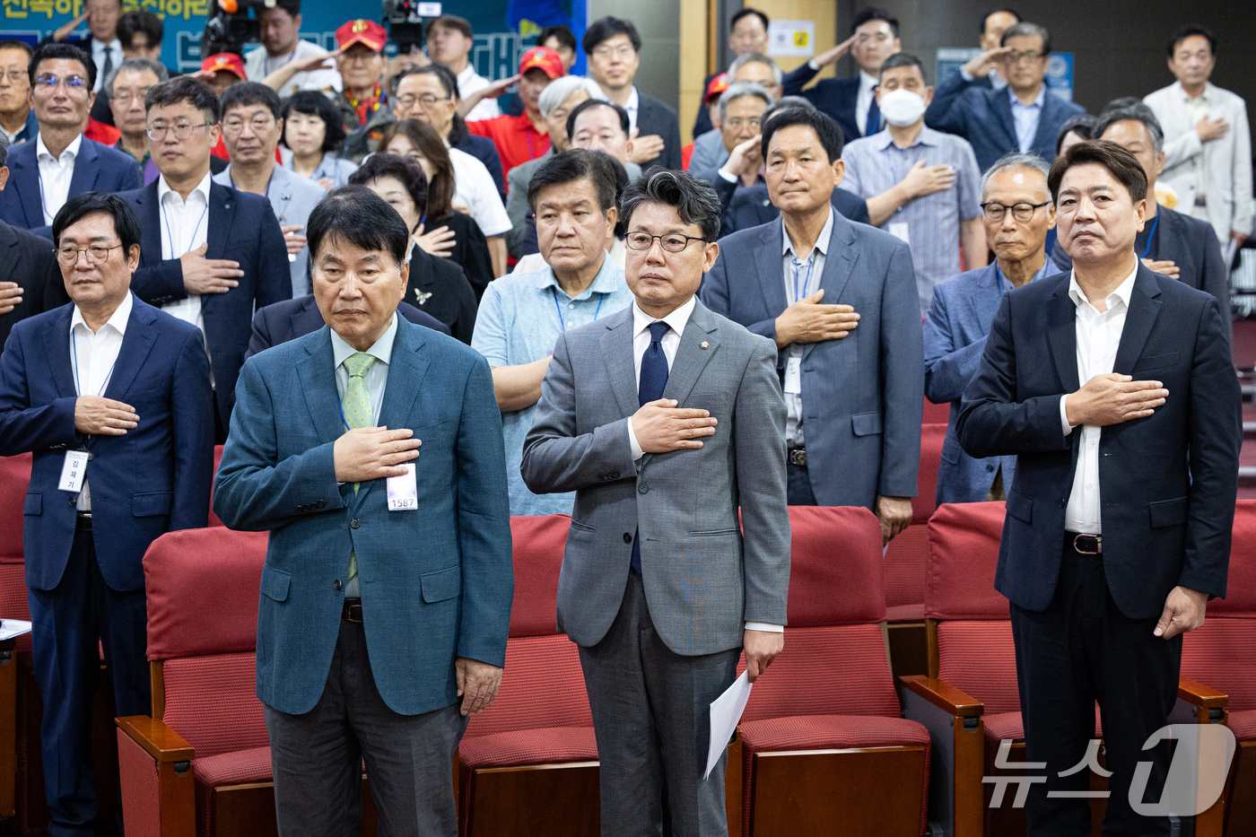 (서울=뉴스1) 유승관 기자 = 진성준 국회 국방위원장과 부승찬 의원을 비롯한 참석자들이 22일 서울 여의도 국회 의원회관에서 열린 국군사관학교창설 신속 추진을 촉구하는 범국민 결 …