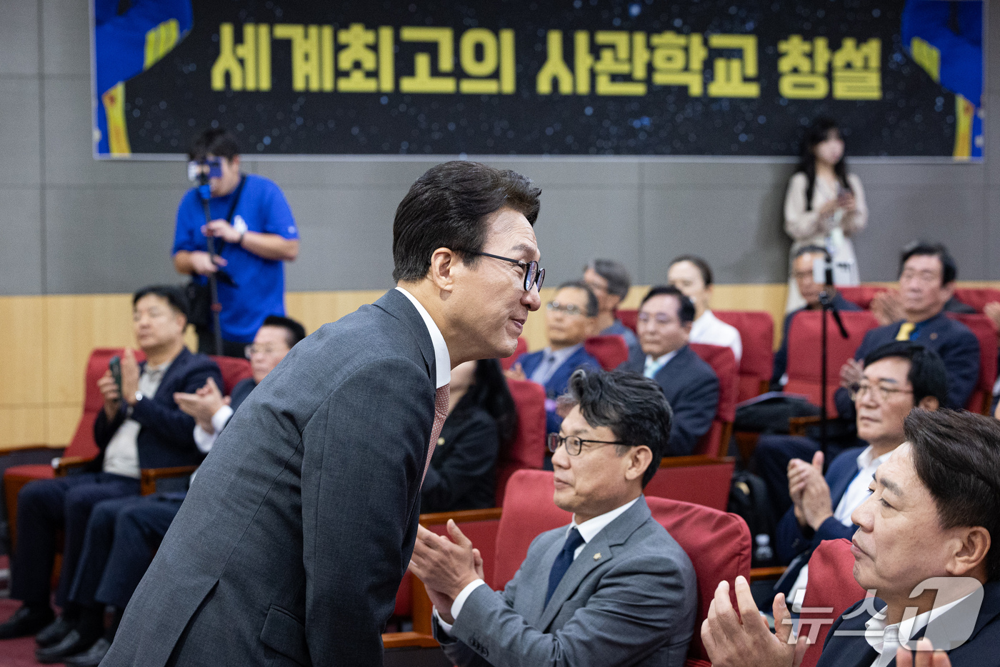 (서울=뉴스1) 유승관 기자 = 김민석 더불어민주당 대표가 22일 서울 여의도 국회 의원회관에서 열린 국군사관학교창설 신속 추진을 촉구하는 범국민 결의대회에 참석해 인사하고 있다. …