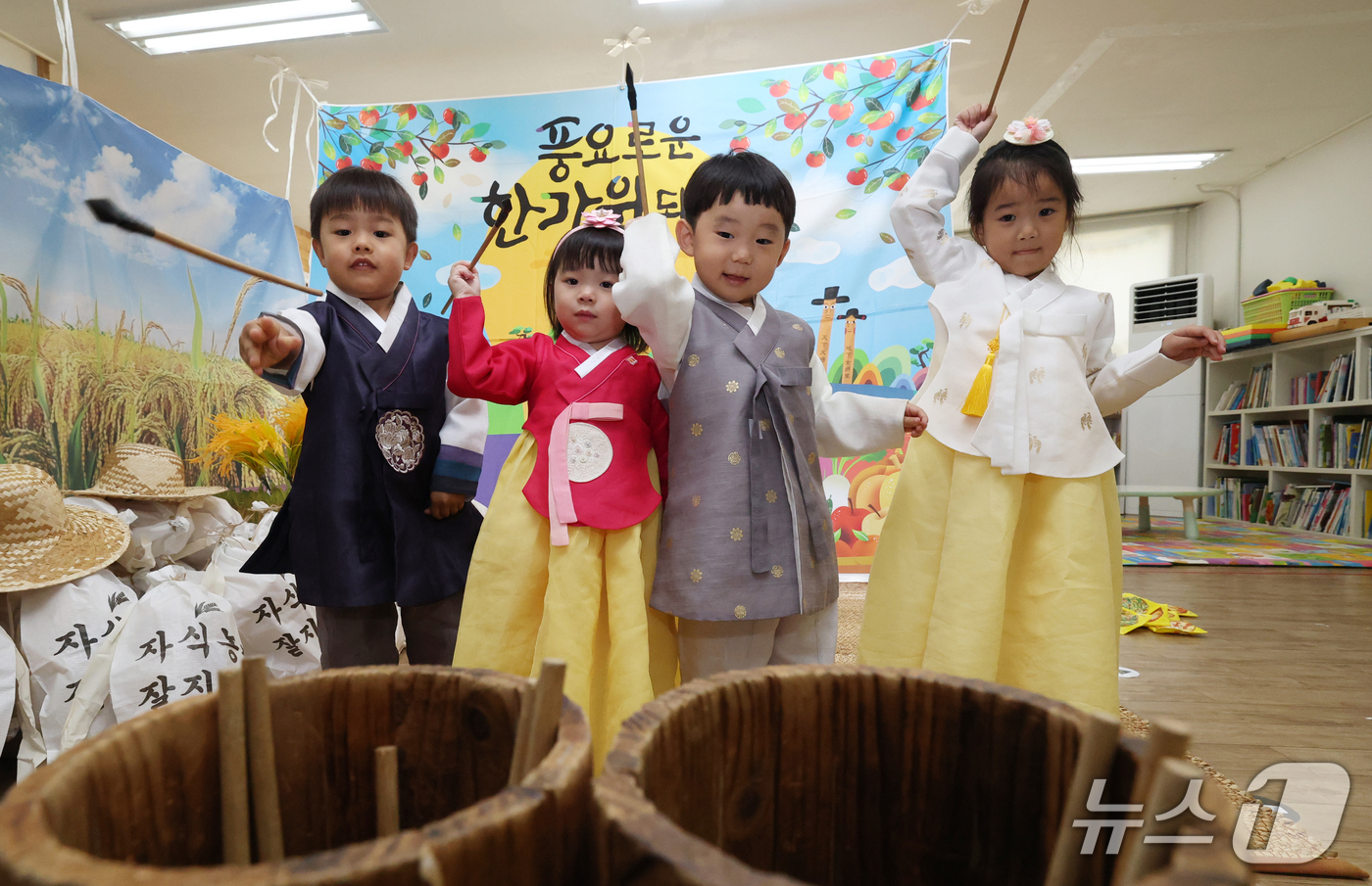 (수원=뉴스1) 김영운 기자 = 추석 연휴를 이틀 앞둔 22일 경기 수원시 영통구 SUN어린이집에서 한복을 입은 아이들이 투호놀이를 하고 있다. 2026.9.22/뉴스1