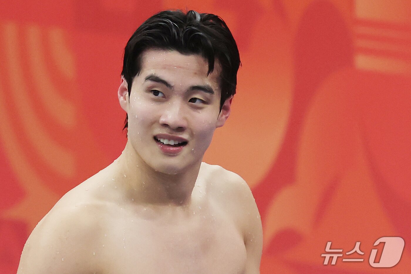 본문 이미지 - 22일 도쿄 아쿠아틱스 센터에서 열린 2026 아이치·나고야 아시안게임 남자 400m 혼계영 예선을 마친 황선우가 이동하고 있다. 2026.9.22 ⓒ 뉴스1 김민지 기자