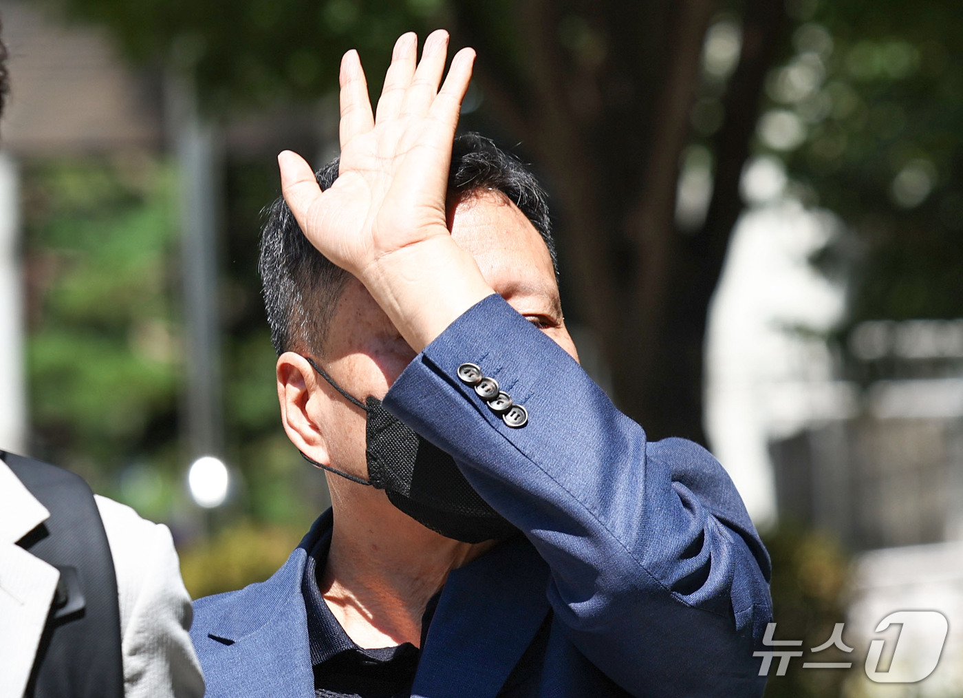 취재진 피해 얼굴 가린 큐텐 구영배 대표 - 뉴스 썸네일 이미지