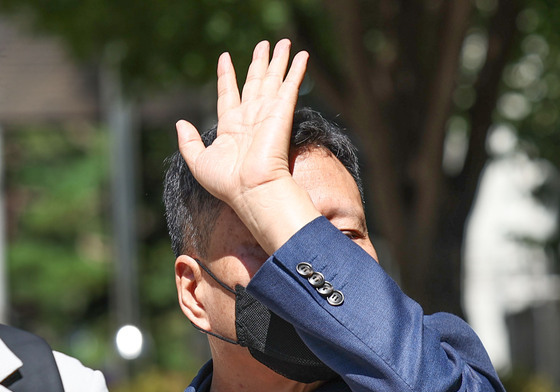 얼굴 가린 큐텐 구영배 대표