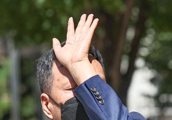 얼굴 가리고 법정 나서는 큐텐 구영배 대표