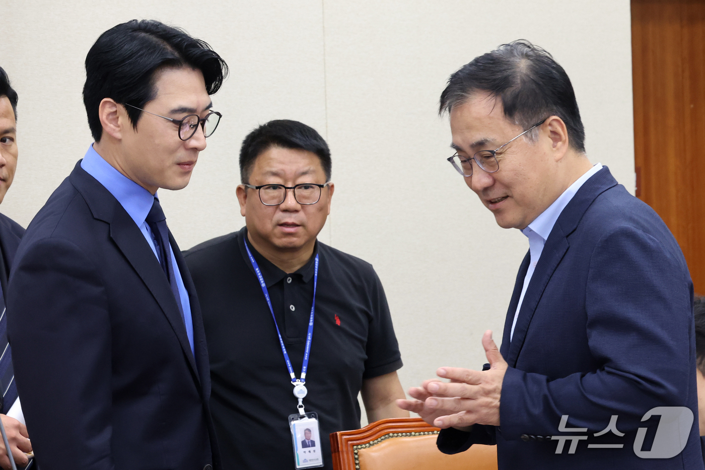 (서울=뉴스1) 황기선 기자 = 한준호 더불어민주당 과방위 간사와 최형두 국민의힘 간사가 22일 서울 오전 여의도 국회에서 열린 과학기술정보방송통신위원회 전체회의에서 대화를 나누고 …