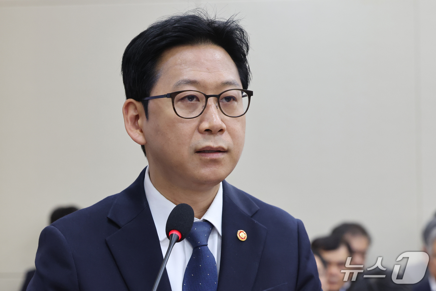 (서울=뉴스1) 황기선 기자 = 배경훈 부총리 겸 과학기술정보통신부 장관이 22일 서울 오전 여의도 국회에서 열린 과학기술정보방송통신위원회 전체회의에서 인사말을 하고 있다.  20 …