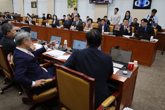 국회 과방위, 설전 벌이는 與野