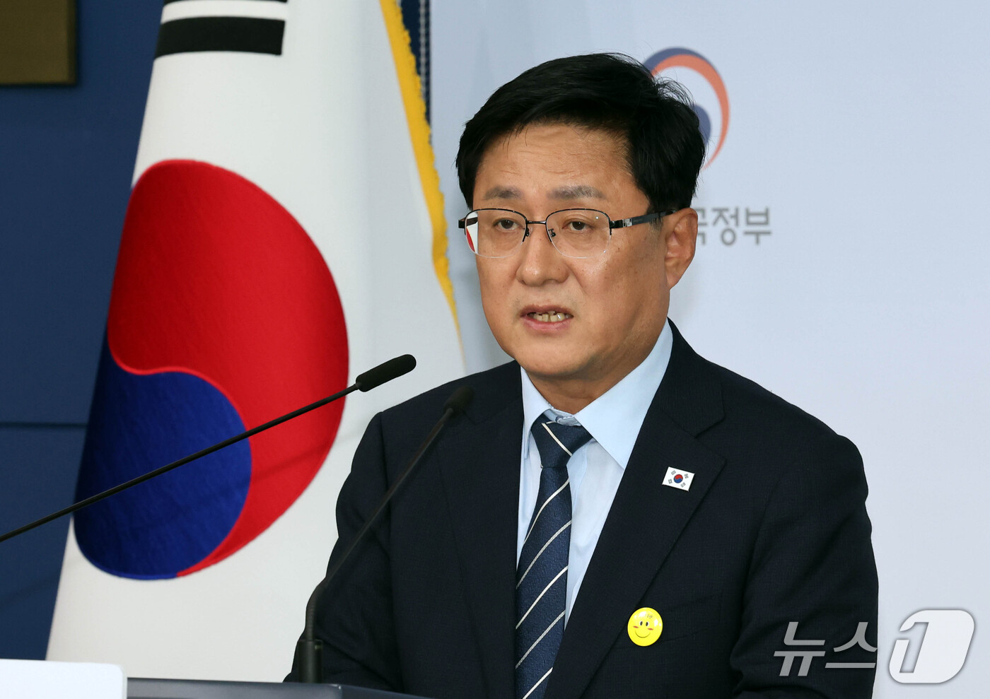 (서울=뉴스1) 이종덕 기자 = 김성환 기후에너지환경부 장관이 22일 서울 종로구 정부서울청사에서 원전 공론화 추진계획을 발표하고 있다. 기후에너지환경부는 이날 '원전 공론화 추진 …