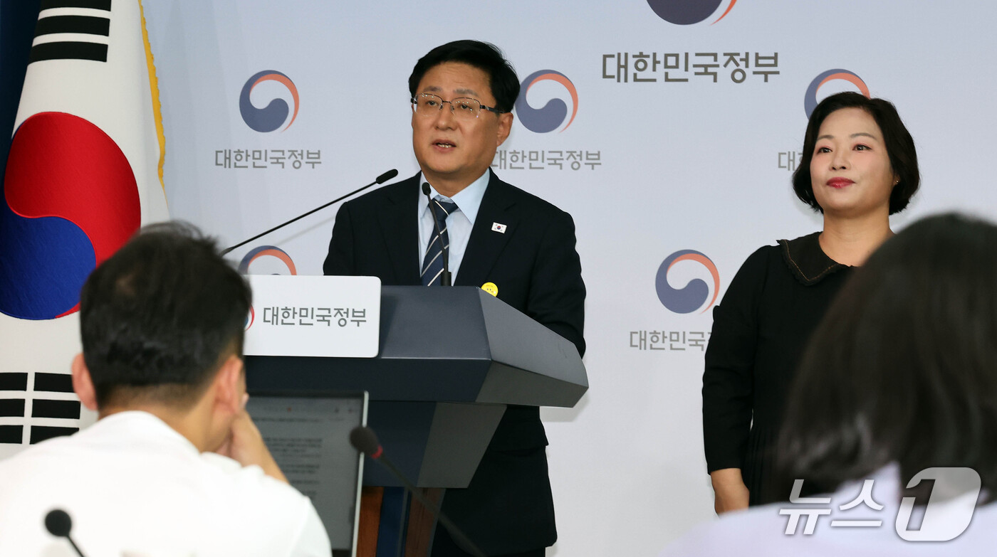 (서울=뉴스1) 이종덕 기자 = 김성환 기후에너지환경부 장관이 22일 서울 종로구 정부서울청사에서 원전 공론화 추진계획을 발표하고 있다. 기후에너지환경부는 이날 '원전 공론화 추진 …