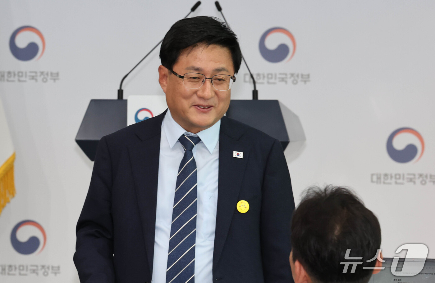 (서울=뉴스1) 이종덕 기자 = 김성환 기후에너지환경부 장관이 22일 서울 종로구 정부서울청사에서 원전 공론화 추진계획을 발표하고 있다. 기후에너지환경부는 이날 '원전 공론화 추진 …