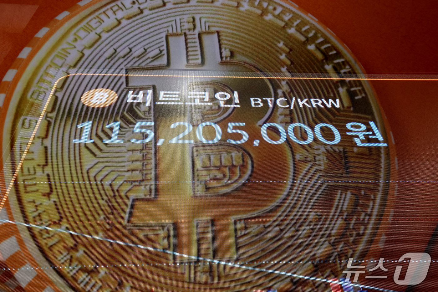 (서울=뉴스1) 이광호 기자 = 비트코인이 국제유가 하락과 미·중 정상회담 기대에 힘입어 8개월 만에 8만5000달러선을 회복한 22일 오전 서울 강남구 빗썸라운지 강남점 전광판에 …