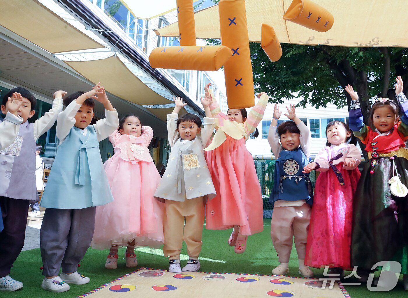 본문 이미지 - 추석 연휴를 이틀 앞둔 22일 대구 북구 대원유치원에서 민속놀이 체험에 나선 어린이들이 한복을 곱게 차려입고 윷놀이를 하고 있다. 2026.9.22 ⓒ 뉴스1 공정식 기자
