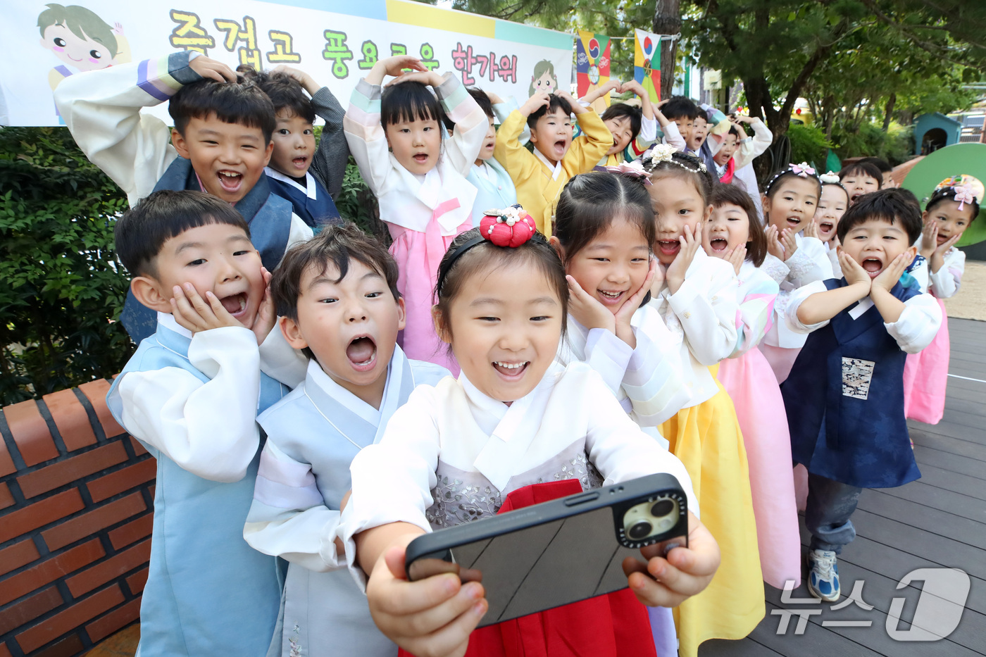 (대구=뉴스1) 공정식 기자 = 추석 연휴를 이틀 앞둔 22일 대구 북구 대원유치원에서 한복을 곱게 차려입은 어린이들이 부모님과 가족에게 전할 명절 인사를 남기고 있다. 2026. …