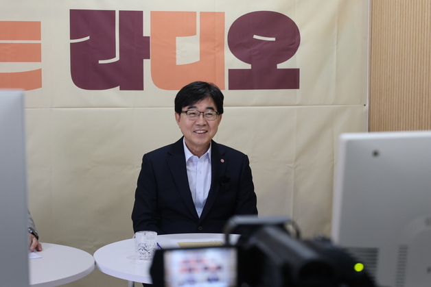 "현장 잇는 청렴라디오"…인태연 소진공 이사장, DJ로 나서