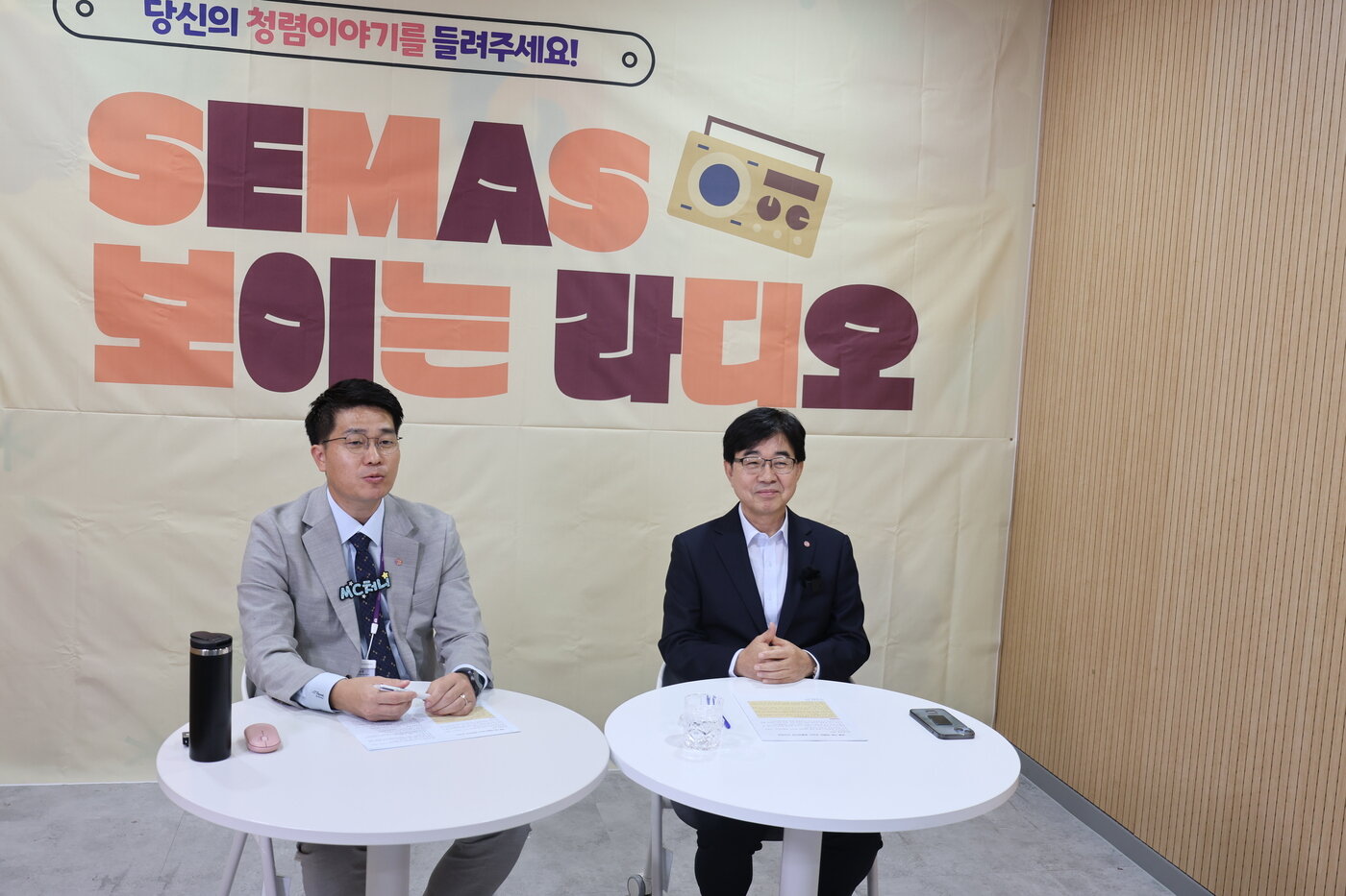본문 이미지 - 인태연 소상공인시장진흥공단 이사장과 김경천 청렴윤리팀 과장이 보이는 청렴라디오를 열고 임직원과 소통하고 있다.(소상공인시장진흥공단 제공)