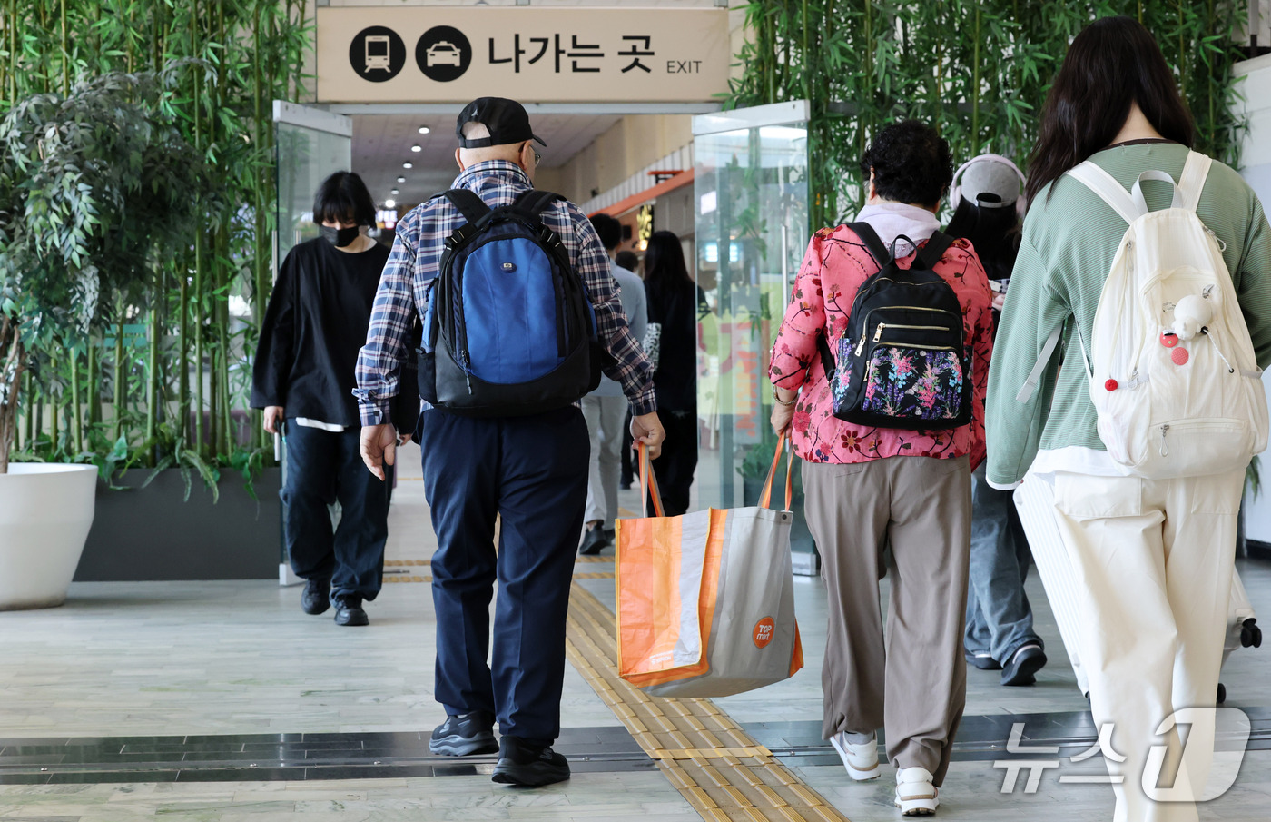 (서울=뉴스1) 박세연 기자 = 추석연휴를 이틀 앞둔 22일 서초구 서울고속버스터미널에 도착한 역귀성객들이 발걸음을 옮기고 있다. 2026.9.22/뉴스1