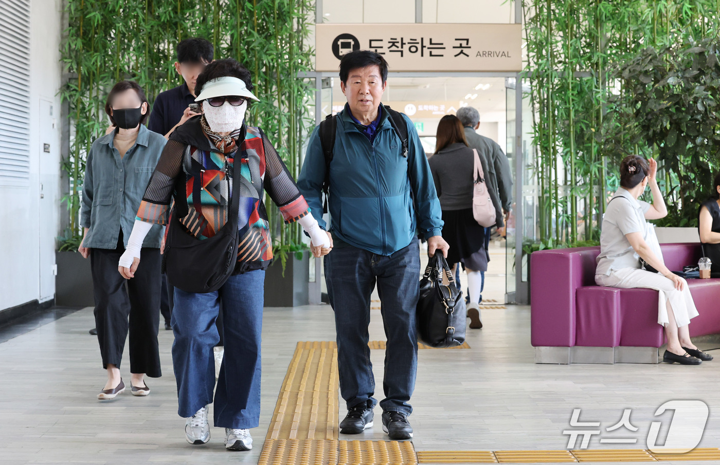 (서울=뉴스1) 박세연 기자 = 추석연휴를 이틀 앞둔 22일 서초구 서울고속버스터미널에 도착한 역귀성객들이 발걸음을 옮기고 있다. 2026.9.22/뉴스1