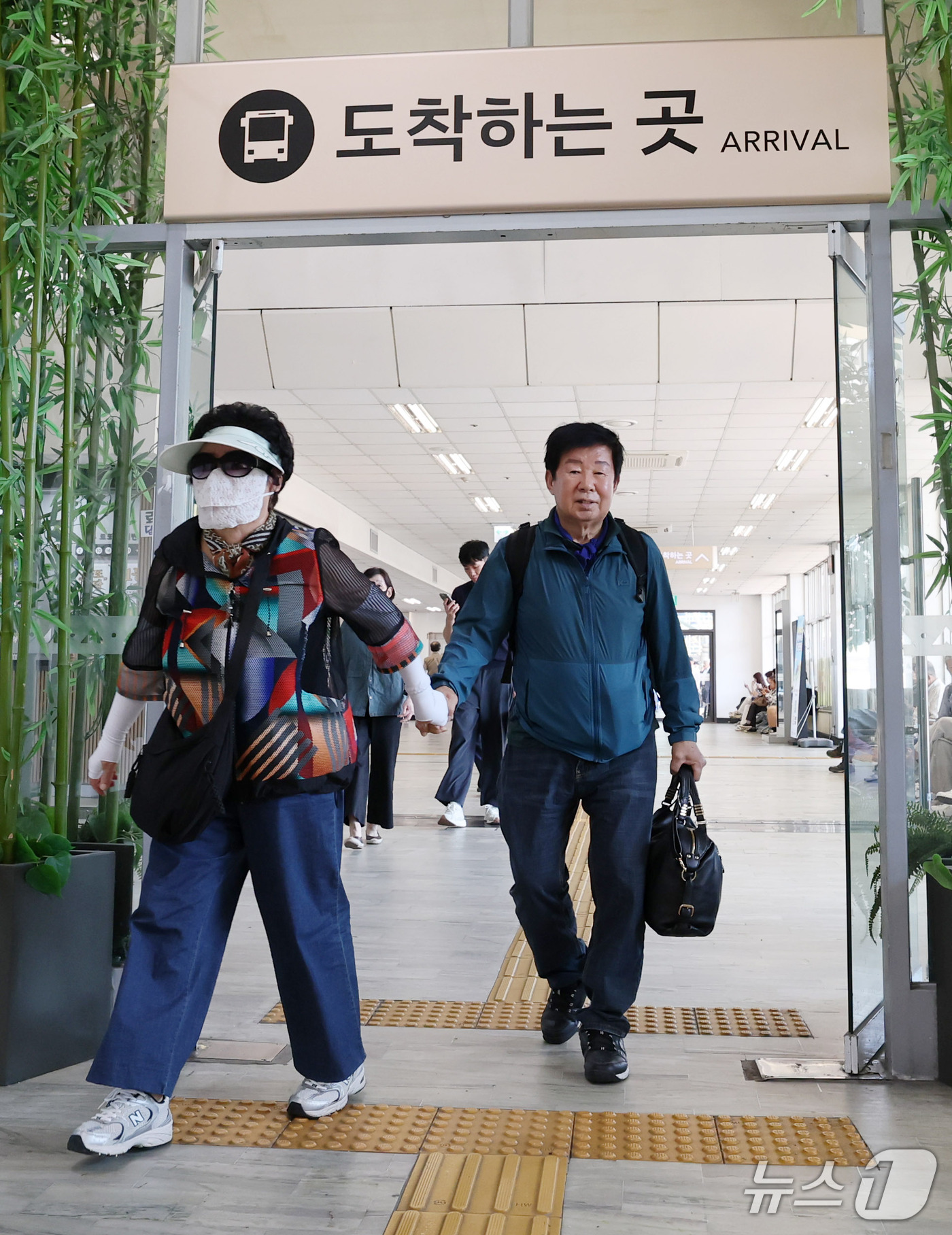 (서울=뉴스1) 박세연 기자 = 추석연휴를 이틀 앞둔 22일 서초구 서울고속버스터미널에 도착한 역귀성객들이 발걸음을 옮기고 있다. 2026.9.22/뉴스1