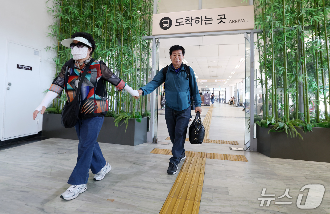 (서울=뉴스1) 박세연 기자 = 추석연휴를 이틀 앞둔 22일 서초구 서울고속버스터미널에 도착한 역귀성객들이 발걸음을 옮기고 있다. 2026.9.22/뉴스1