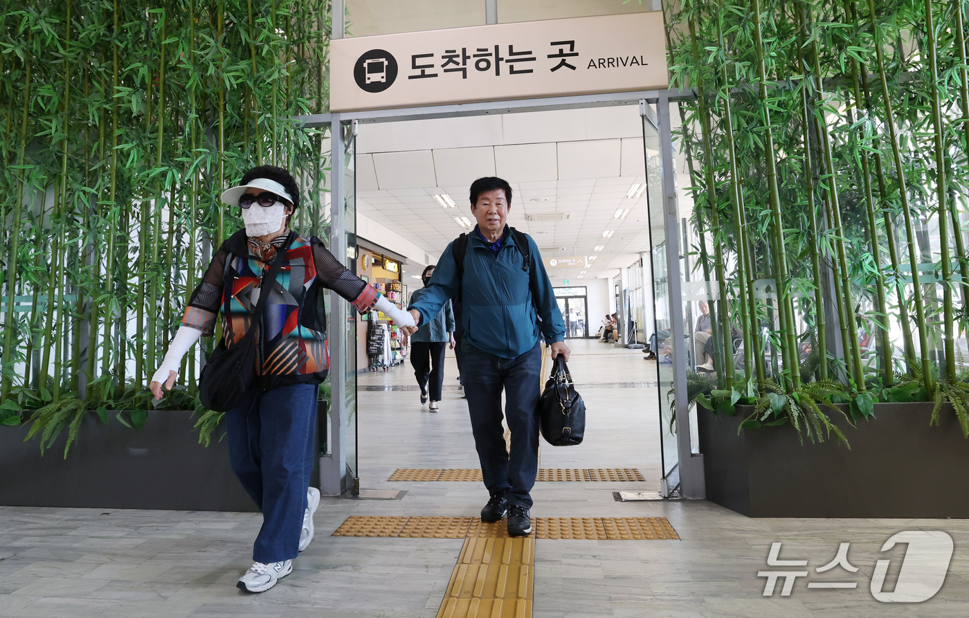 (서울=뉴스1) 박세연 기자 = 추석연휴를 이틀 앞둔 22일 서초구 서울고속버스터미널에 도착한 역귀성객들이 발걸음을 옮기고 있다. 2026.9.22/뉴스1