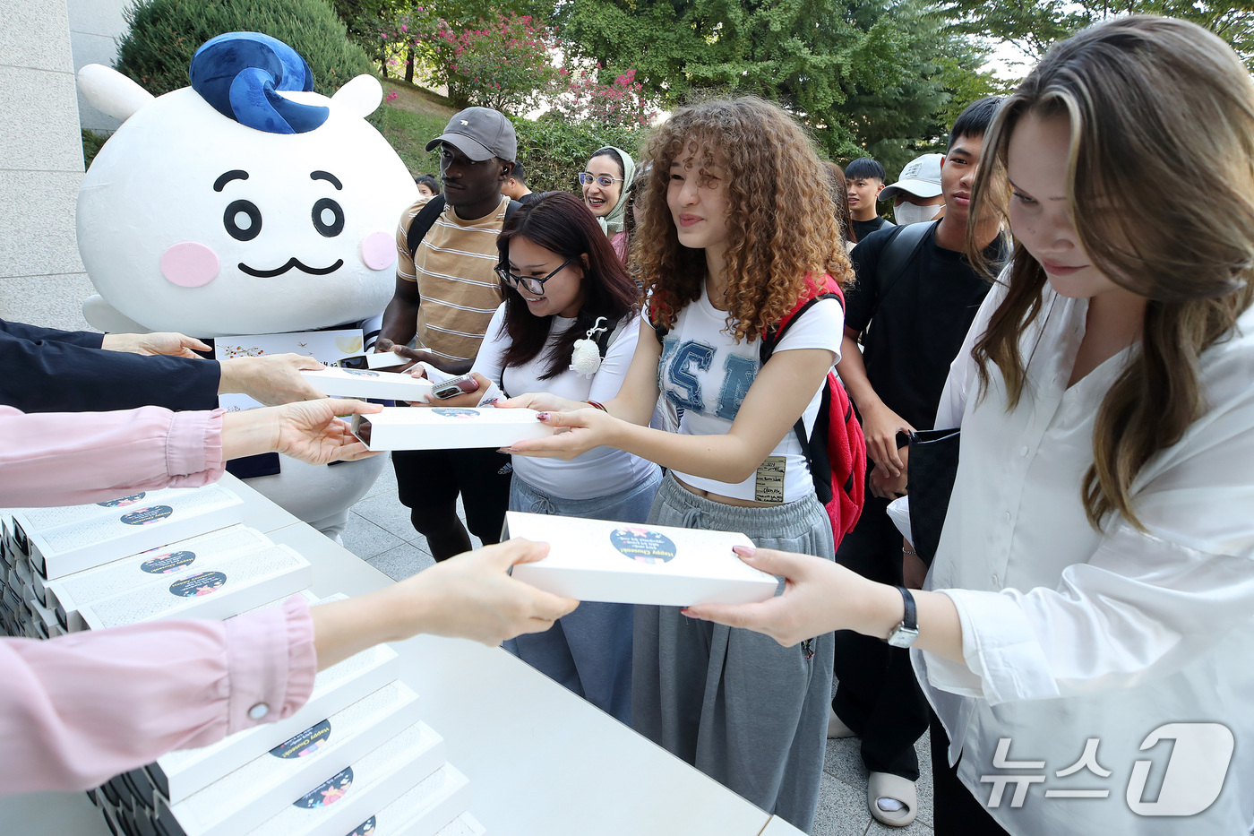 (대구=뉴스1) 공정식 기자 = 22일 대구 남구 영남이공대 글로벌하우스 앞에서 외국인 유학생들이 추석을 앞두고 대학 측이 준비한 송편 등 떡을 선물로 받고 있다. 2026.9.2 …