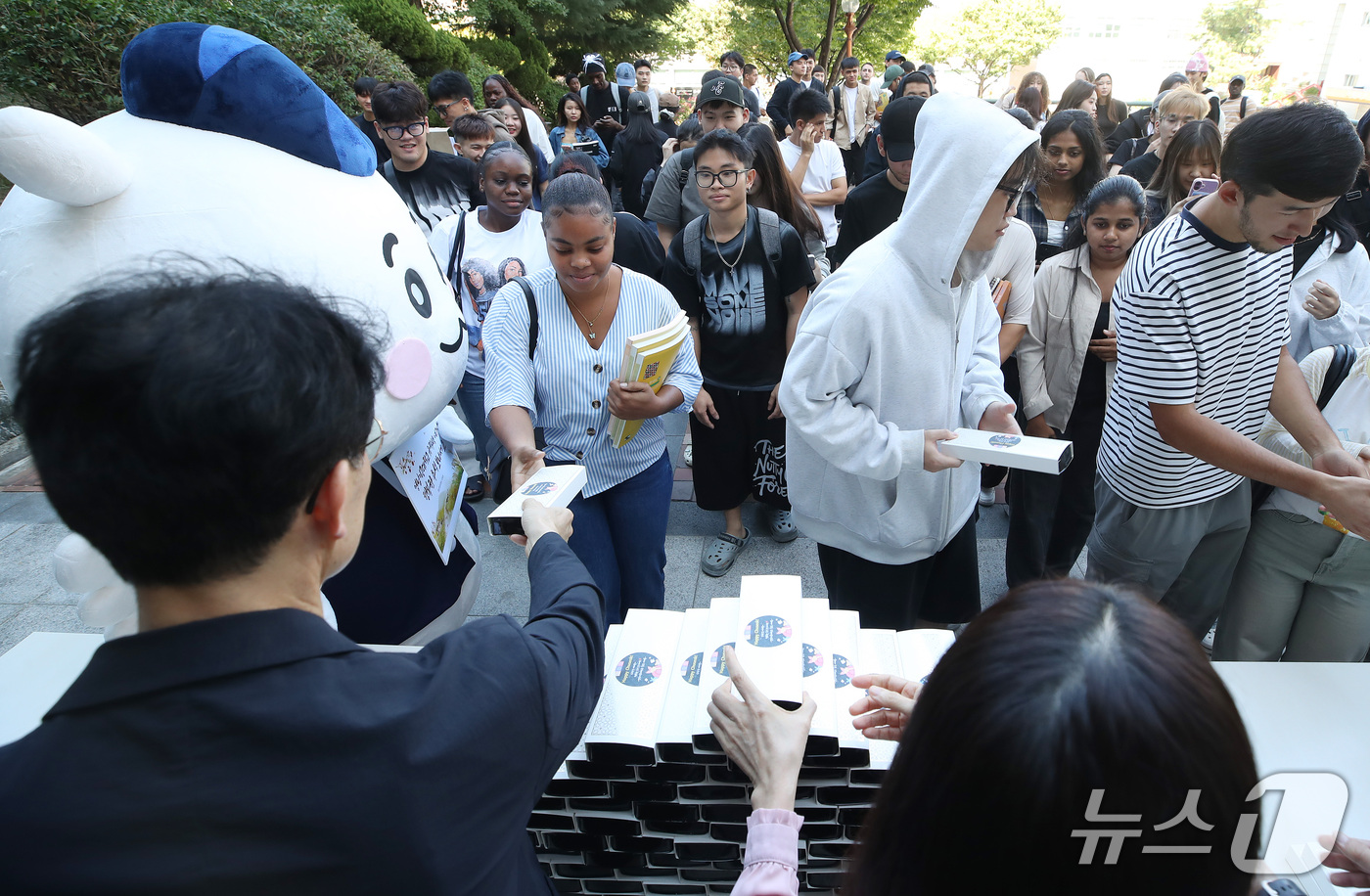 (대구=뉴스1) 공정식 기자 = 22일 대구 남구 영남이공대 글로벌하우스 앞에서 외국인 유학생들이 추석을 앞두고 대학 측이 준비한 송편 등 떡을 선물로 받고 있다. 2026.9.2 …