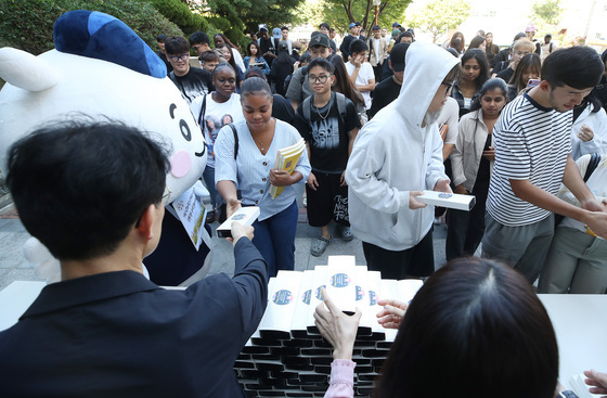 영남이공대, 외국인 유학생 추석맞이 떡 선물
