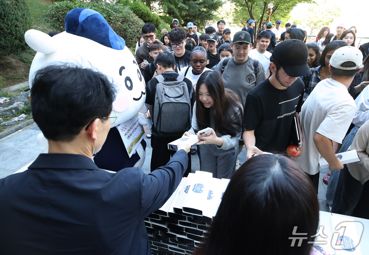 (대구=뉴스1) 공정식 기자 = 22일 대구 남구 영남이공대 글로벌하우스 앞에서 외국인 유학생들이 추석을 앞두고 대학 측이 준비한 송편 등 떡을 선물로 받고 있다. 2026.9.2 …