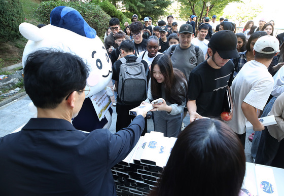 외국인 유학생 "우리도 송편 먹고 즐거운 추석"