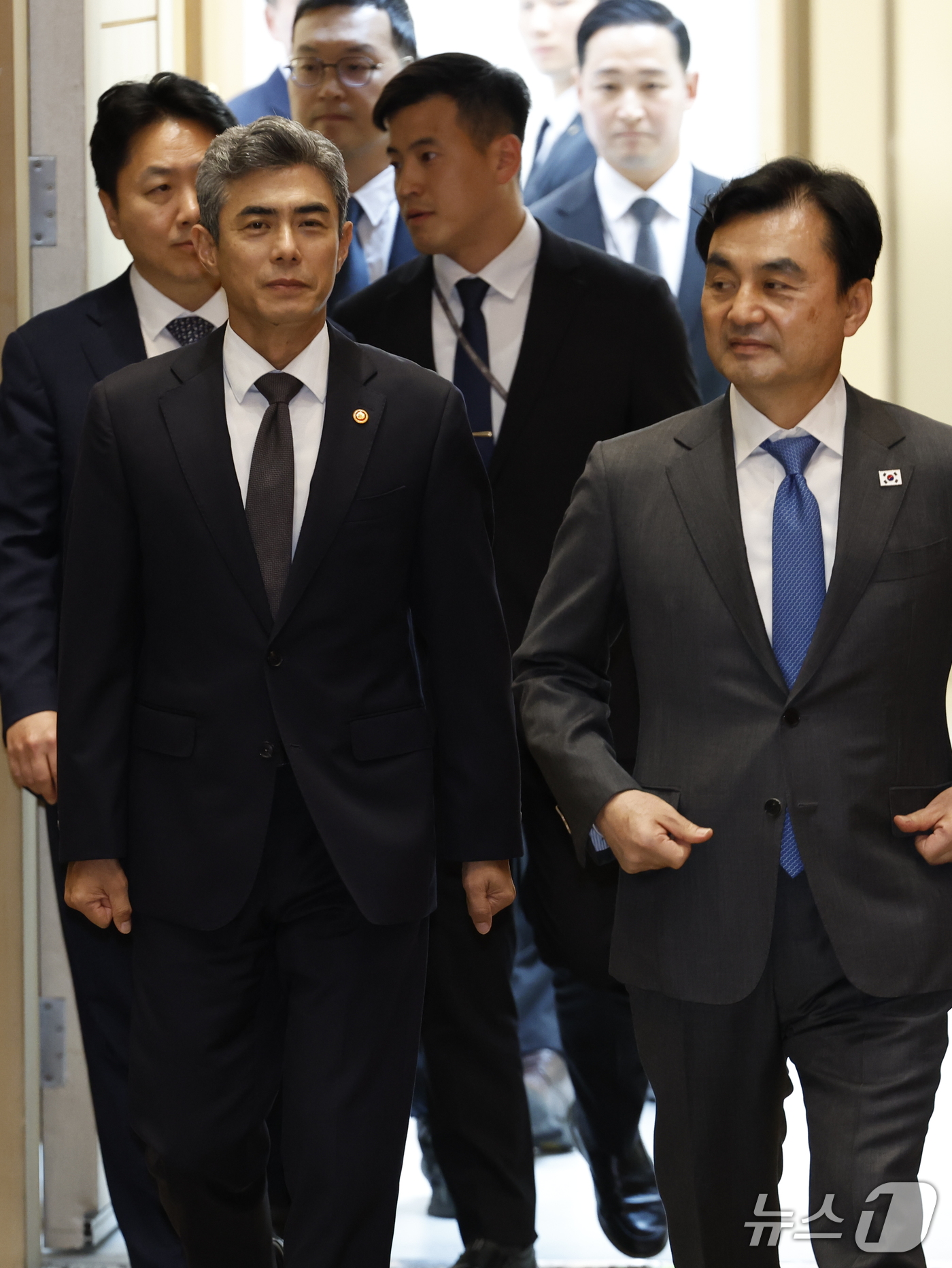 (서울=뉴스1) 박정호 기자 = 강신철 신임 국방부 장관(왼쪽)이 22일 오후 서울시 용산구 국방부에서 열린 제51대·52대 국방부 장관 이•취임식에 참석하고 있다. 오른쪽은 안규 …