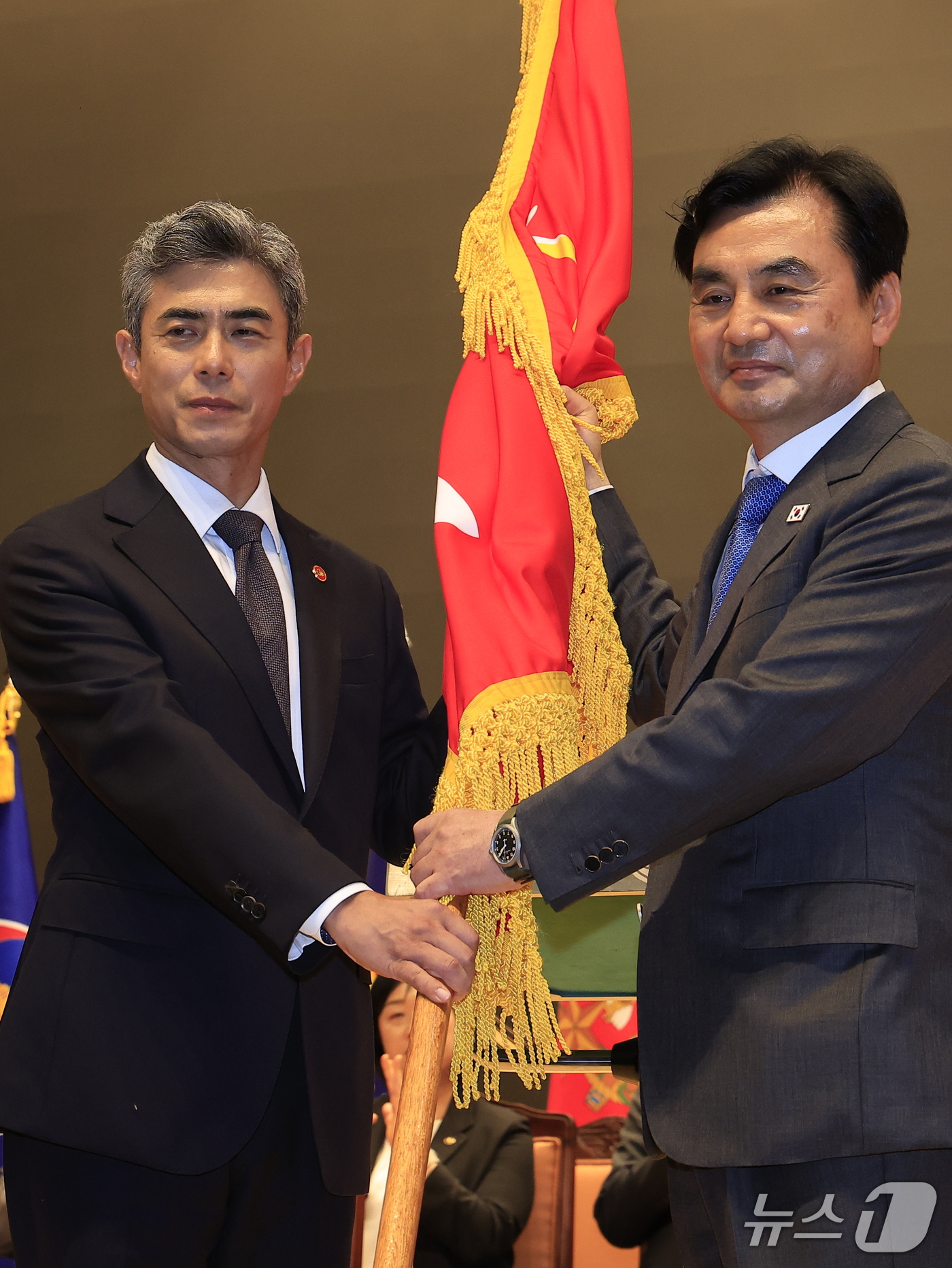 (서울=뉴스1) 박정호 기자 = 강신철 신임 국방부 장관(왼쪽)이 22일 오후 서울 용산구 국방부에서 열린 제51대·52대 국방부장관 이·취임식에서 안규백 전 장관으로부터 국방부기 …