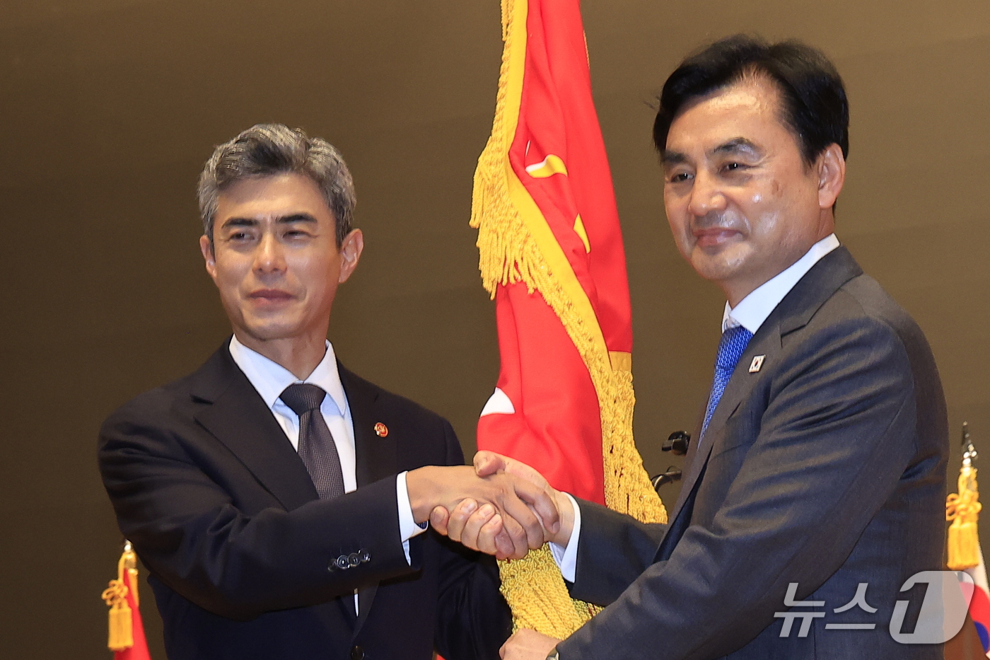 (서울=뉴스1) 박정호 기자 = 강신철 신임 국방부 장관(왼쪽)이 22일 오후 서울 용산구 국방부에서 열린 제51대·52대 국방부장관 이·취임식에서 안규백 전 장관으로부터 국방부기 …