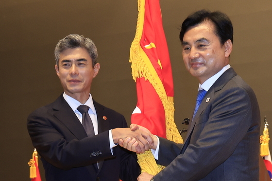 악수하는 강신철 신임 국방장관과 안규백 전 장관