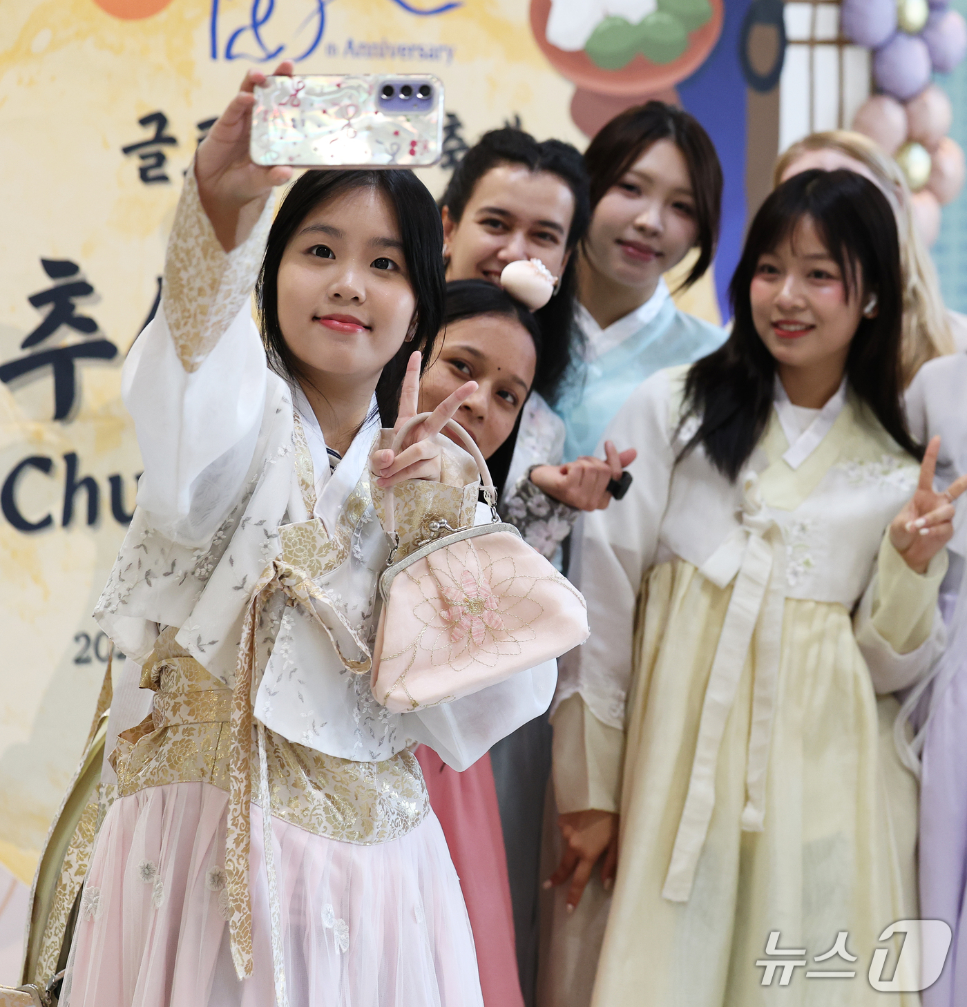 (서울=뉴스1) 오대일 기자 = 추석 명절을 앞둔 22일 서울 용산구 숙명여대 백주년기념관 글로벌라운지에서 열린 '글로벌 문화축제, 추석 한마당'에서 한복을 곱게 차려 입은 외국인 …