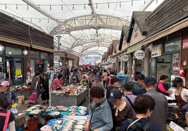 "명절 분위기 나네요"…춘천 풍물시장 마지막 오일장 북적
