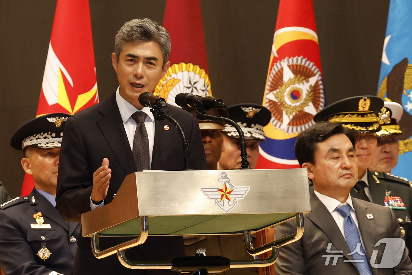 (서울=뉴스1) 박정호 기자 = 강신철 신임 국방부 장관이 22일 오후 서울시 용산구 국방부에서 열린 제51대·52대 국방부장관 이·취임식에서 취임사를 하고 있다. 2026.9.2 …