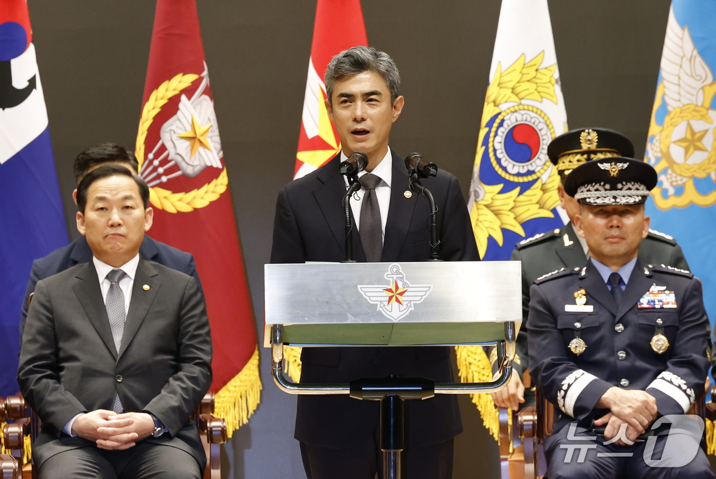 (서울=뉴스1) 박정호 기자 = 강신철 신임 국방부 장관이 22일 오후 서울시 용산구 국방부에서 열린 제51대·52대 국방부장관 이·취임식에서 취임사를 하고 있다. 2026.9.2 …