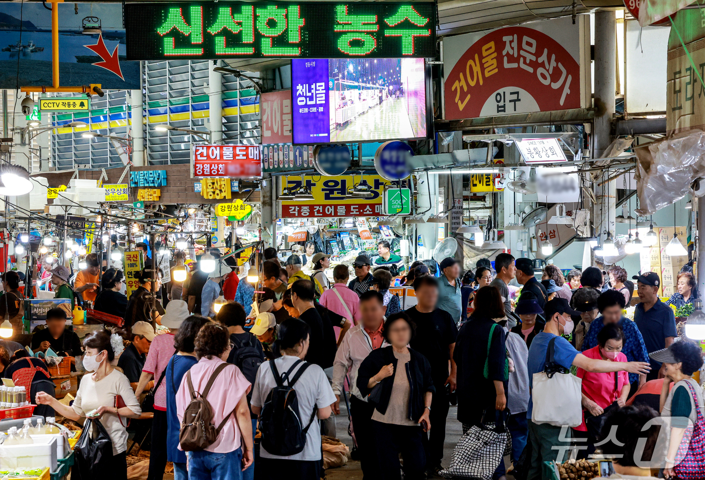 (서울=뉴스1) 이호윤 기자 = 추석 연휴를 이틀 앞둔 22일 서울 동대문구 경동시장이 제수용품을 구입하러 나온 시민들로 북적이고 있다. 2026.9.22/뉴스1