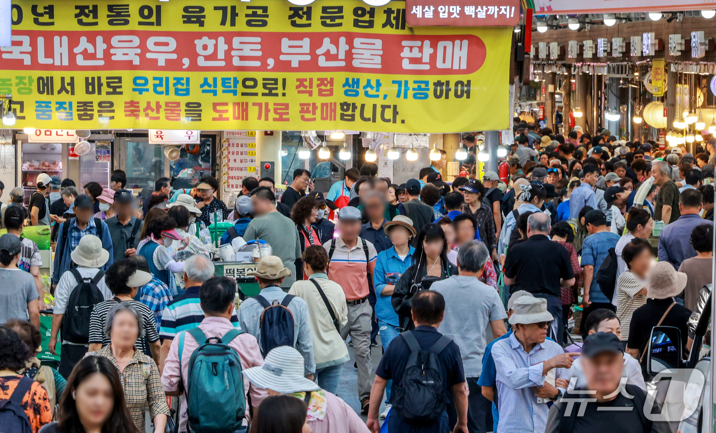(서울=뉴스1) 이호윤 기자 = 추석 연휴를 이틀 앞둔 22일 서울 동대문구 경동시장이 제수용품을 구입하러 나온 시민들로 북적이고 있다. 2026.9.22/뉴스1